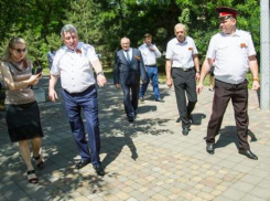  Мэр Анапы указал ответственным работникам на недостатки в сквере Гудовича