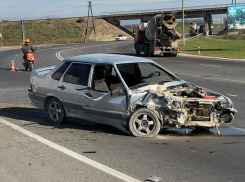 Жёсткое ДТП под Анапой: на трассе иномарка лоб в лоб врезалась в «ВАЗ-2115»