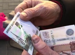 В Анапе бабушке за курицу подсунули фальшивую тысячерублёвку из банка приколов
