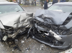 В центре Анапы «шестёрка» врезалась в «Мерседес», а возле гипермаркета - массовое ДТП