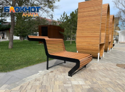 «Сушилка для белья и купальников»: на Театральной площади установлены интересные лавочки