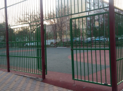 После публикации на «Блокнот Анапа» спортплощадку в сквере «Строитель» быстро открыли 