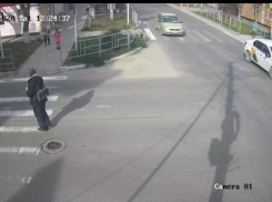 В Анапе на пешеходном переходе пара устроила экстремальную фотосессию