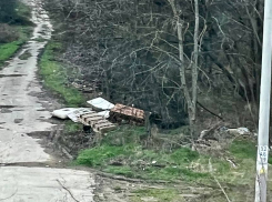 Жители просят навести порядок вдоль железной дороги к станции Анапа