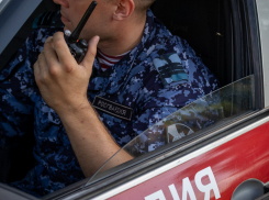 Один турист в Анапе разбил посуду и сломал дверь, а другой не давал покоя соседям