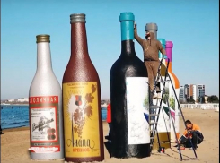 В Анапе бутылочная композиция на пляже пополнилась ещё одним «напитком»