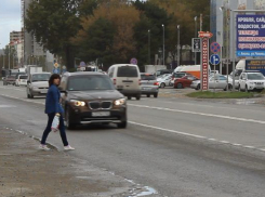 В Анапе на улице Чехова пешеходы бросаются под колеса автомобилей