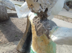 В Анапе вандалы надругались над Волком и Зайцем из мультфильма «Ну, погоди!»