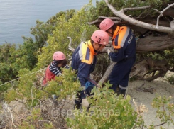 Анапские спасатели сняли с горы ещё одну любительницу эффектных селфи