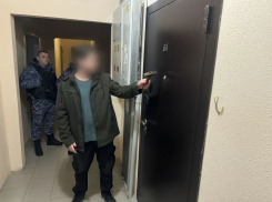 В Анапе мужчина разгромил дверь соседа молотком