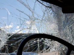 По предварительным данным на Анапском шоссе тяжелая авария: столкнулись сразу четыре авто