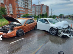 В Анапе жёсткое ДТП: «Мазда» врезалась в припаркованный «Шевроле» с пассажирами