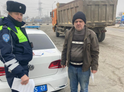 В Анапе водитель самосвала рассыпал груз на дорогу