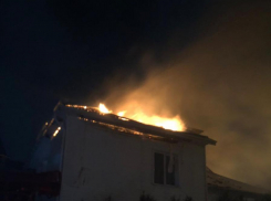 В Сукко под Анапой у гостевого дома загорелась крыша