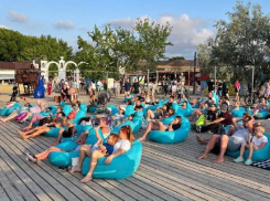 Утренние зарядки и семейные вечера на море: расписание мероприятий на лаундж-зоне Анапы