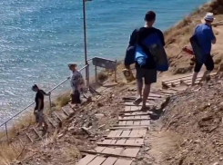 Высота ошибок не прощает: отдыхающие в Анапе продолжают рисковать жизнью – теперь на «300 ступенях»