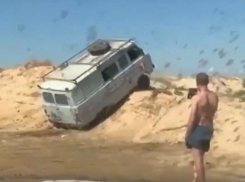 Любители экстрима застряли в песках на пляже Анапы: джиппинг не удался