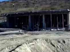 Под Анапой двое мужчин украли стойки для опалубки