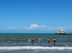 Все еще летнее море: жители и гости курорта не уходят с пляжей 