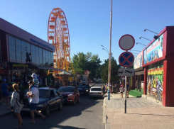 Хамство на дороге: в Анапе водители паркуются в запрещённых местах