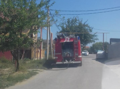 В станице Анапской пожар в жилом дворе: загорелся забор, люди паникуют