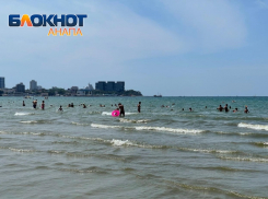 Отдыхающие в Анапе «плюют» на запрет – двое мужчин уже тонули: обстановка на побережье