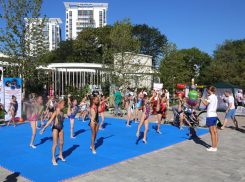 Анапчане и гости курорта отмечают День физкультурника