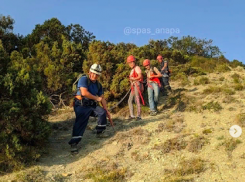 В Утрише под Анапой спасатели помогли мужчине с двумя детьми, застрявшими на склоне