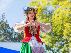 Сегодня в Анапе на Театральной звучали русские, армянские, греческие мелодии