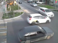 В миллиметре от смерти: в Анапе автомобиль едва не сбил пешехода - есть видео