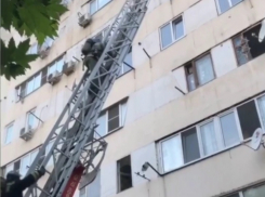В Анапе пожарные пришли на ужин через окно 