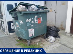 «Вечная вонь и грязь»: анапчане задыхаются из-за мусорных контейнеров на улице Таманской