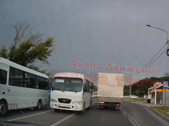В Анапе за выезд на встречную полосу водителя автобуса привлекли к ответственности