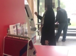 «Вот что крест животворящий делает»!»: анапчанка крестила банкомат, чтобы снять деньги