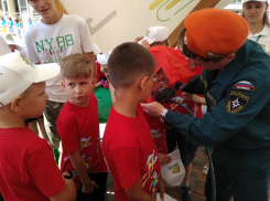 В Анапе дети примерили на себя роль пожарных и приняли душ прямо из автоцистерны