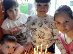 Дети семьи Беляевых, участники конкурса, поздравляют свою маму с праздником