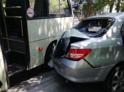 В Анапе тройное ДТП: автобус въехал в «Хонду», а она врезалась в «Хёндай»