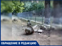 В 12-м микрорайоне Анапы дети бегают среди бетонных валунов и торчащей арматуры