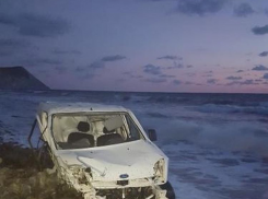 Водитель иномарки в Анапе подъехал к краю обрыва и нажал на газ до пола