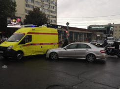 В центре Анапы «Мерседес» влетел в скорую помощь: образовалась большая пробка