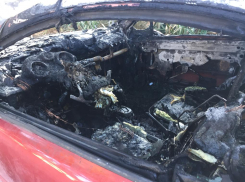 В Анапе сгорел «Пежо», а в Витязево полыхали огнём плавни