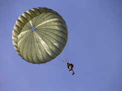В День рождения парашюта в Анапе облачно