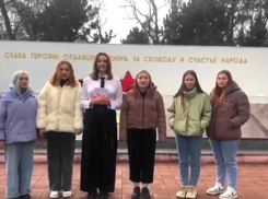 Студентки из Анапы дали ответ школьницам, осквернившим «Вечный огонь»