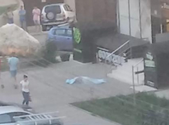 В Анапе девушка упала с крыши многоэтажного дома и разбилась насмерть