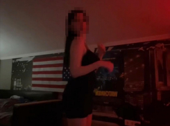 Называет русских «руснёй» и крутит задом на фоне американского флага зумерша из Анапы