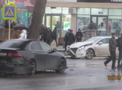 В центре Анапы столкнулись две иномарки