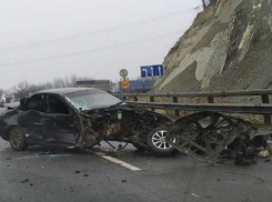 На повороте в Раевскую недалеко от Анапы жуткое ДТП: иномарка всмятку, мотор на дороге