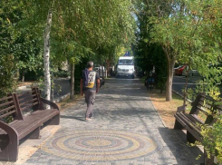 На улице Терской в Анапе обновят скамейки и арки
