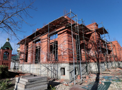 Завершен цоколь и первый этаж: в Гостагаевской продолжается строительство храма 