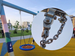 Новая детская площадка в Анапе: качели сломались уже в первый месяц